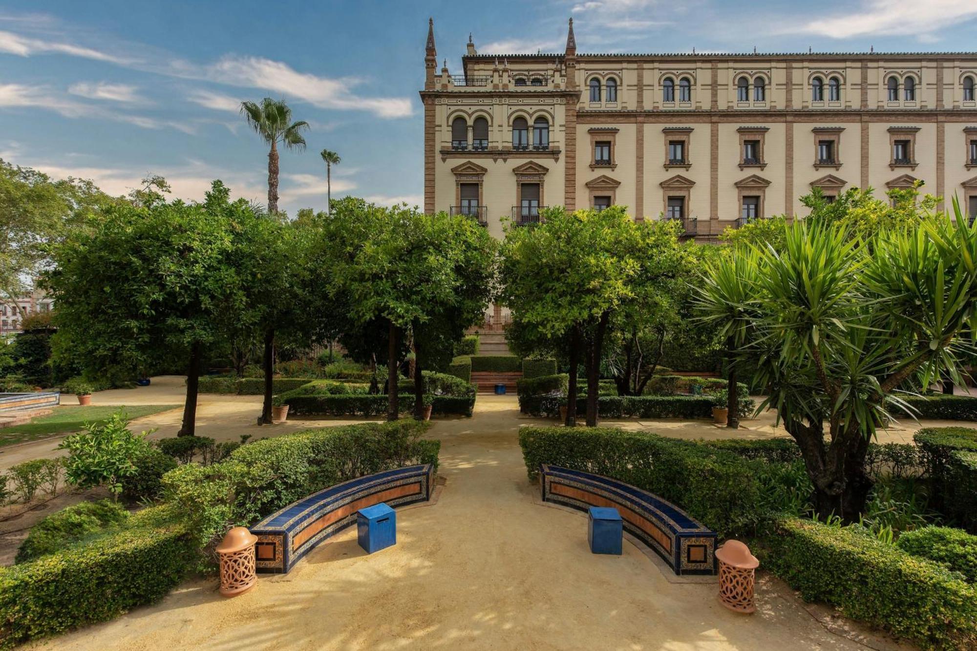 Hotel Alfonso Xiii, A Luxury Collection Hotel, Siviglia Esterno foto The gardens of the Hotel Alfonso IX